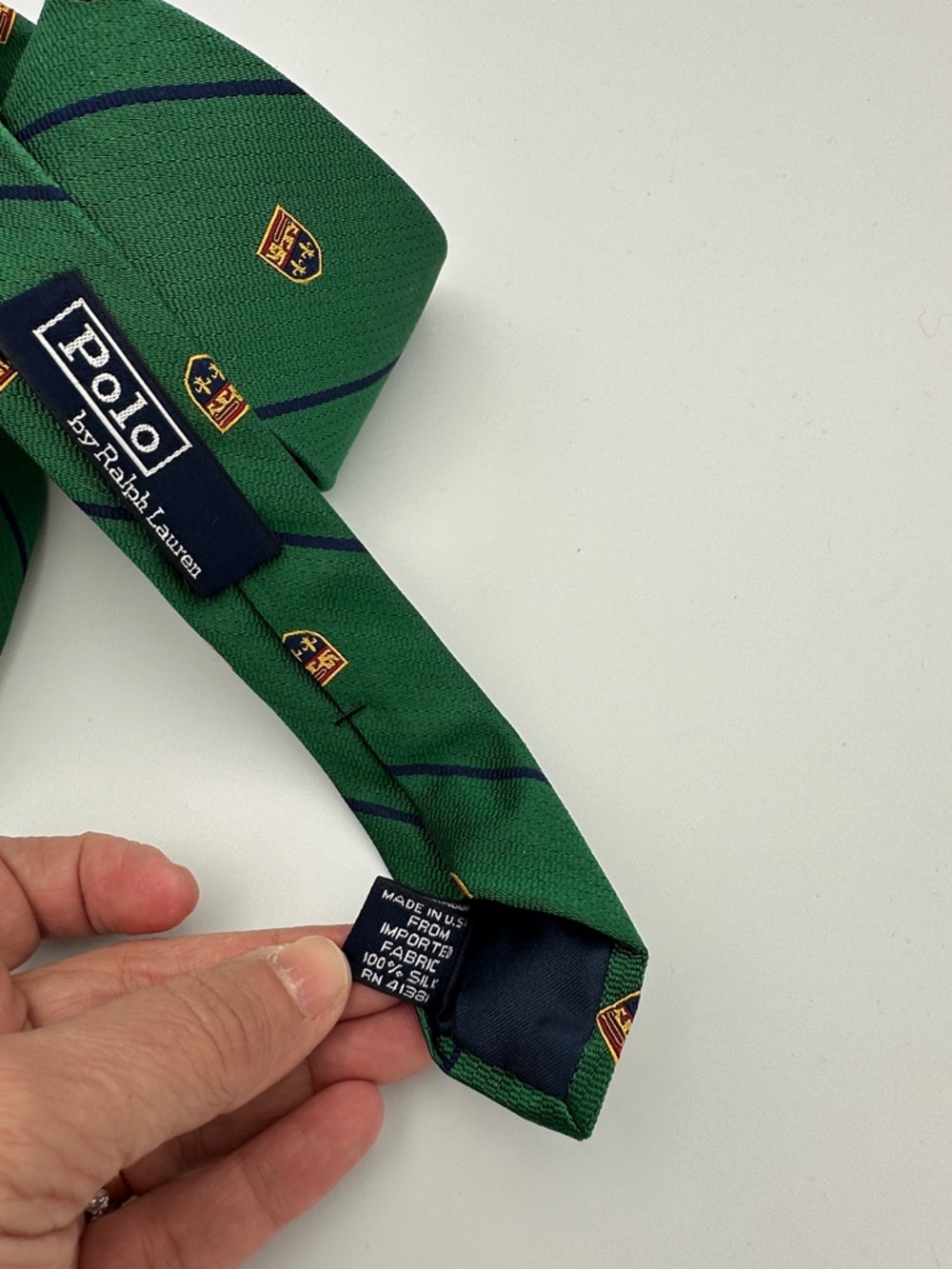 Polo Ralph Lauren tie is a vintage club tie featuring crest patterns on green - Picture 3 of 8